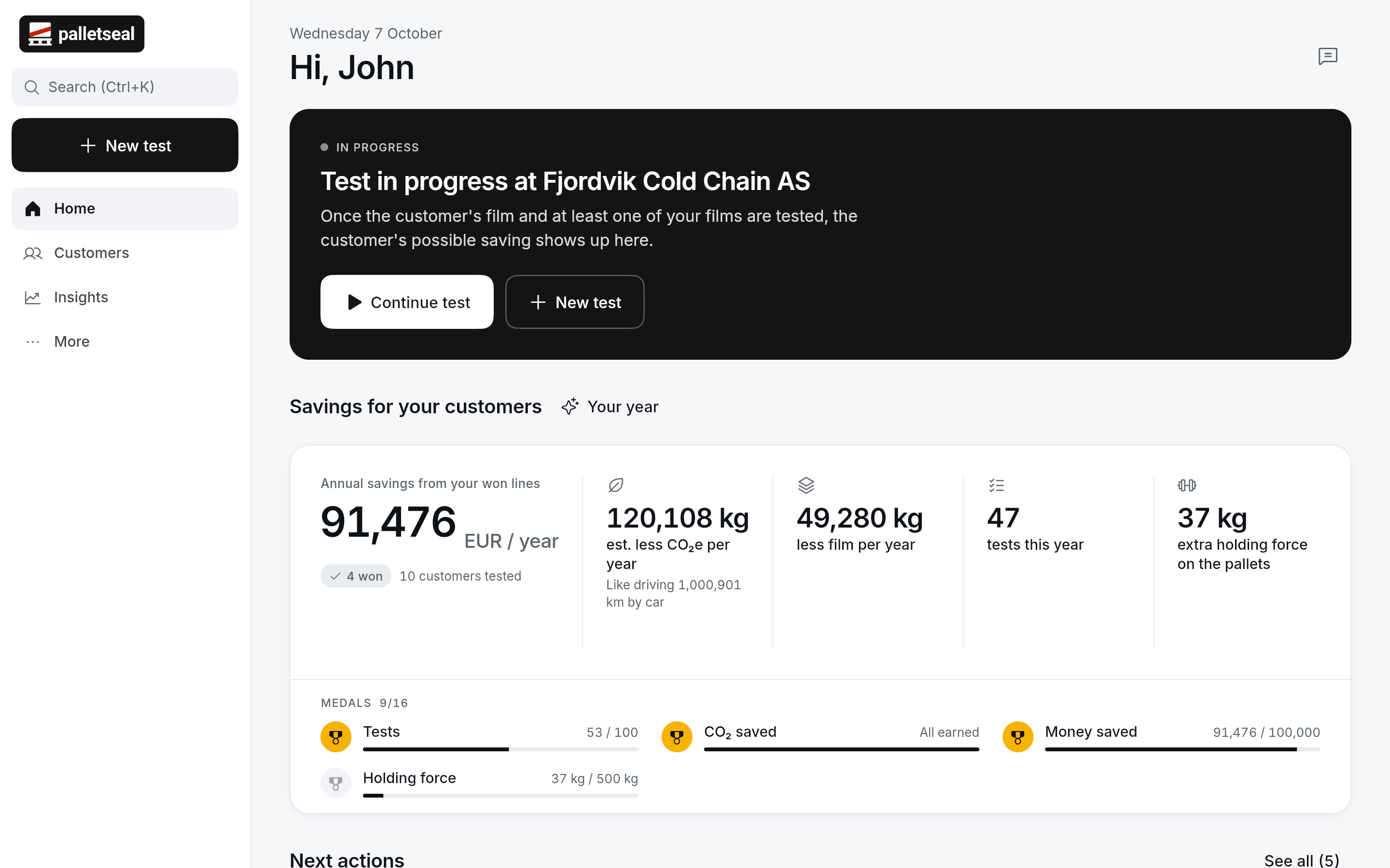 The Palletseal app on a computer: the seller’s home screen with annual savings for won customers, estimated CO₂e reduction, less film per year, tests this year and medals. Fictional demo data.